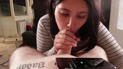 Ман хоҳари худамро ҳангоми тамошои Дисней масхара мекунам [Cum]